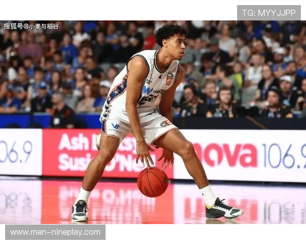 胡莱足球当家球星实力解析 盘点他在赛场上的亮眼表现与未来发展潜力