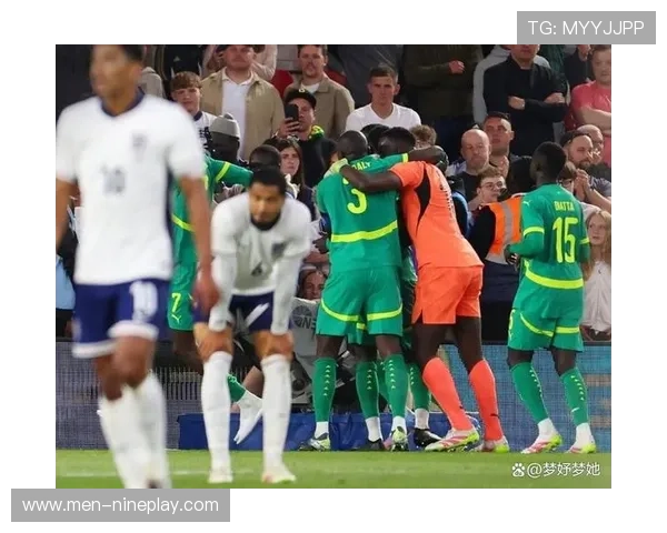 足球球星因恶劣犯规断腿重伤令人痛心 世界足坛为之震惊 足球球星因恶劣犯规断腿重伤令人痛心 世界足坛为之震惊