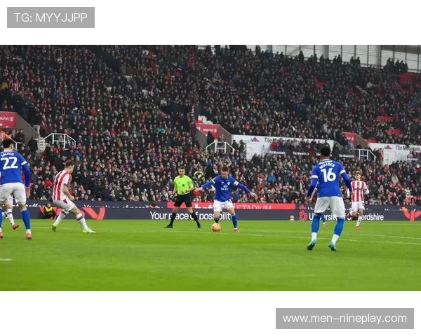 足球球星伤愈复出展现坚韧意志迎接赛场全新挑战